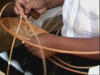 Foto: artesano de San Juan de la Costa tejiendo un walay