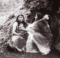 Foto: Abuela Rosa, joven, pintada por su madrina. Gusinde